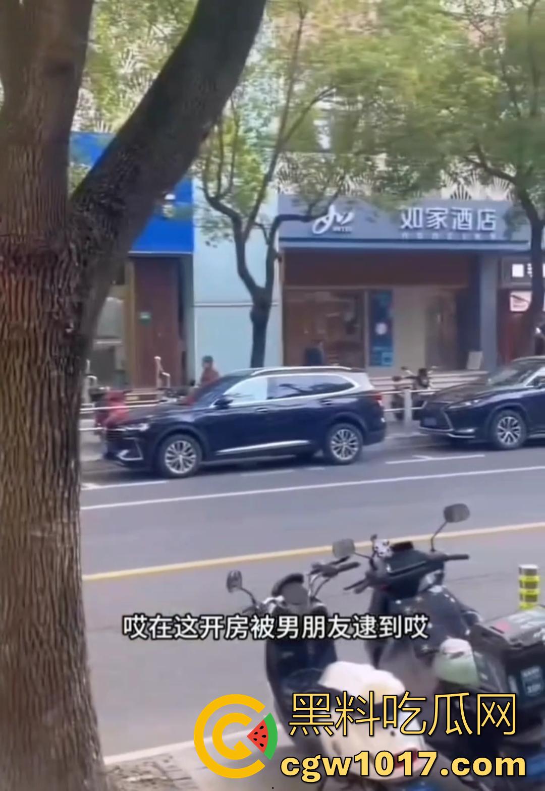 大型捉奸现场视频曝光 女友谎称跟朋友吃饭 实则出去酒店开房上钟 男友捉奸当场报警有人卖淫大义灭亲!-4