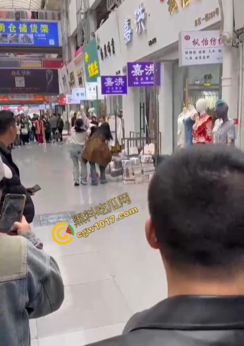 绍兴柯桥轻纺城上演“全武行”, 闺蜜盟友助力,原配怒火中烧,小三惊叫求饶,众人围观,这出闹剧谁是谁非!-8