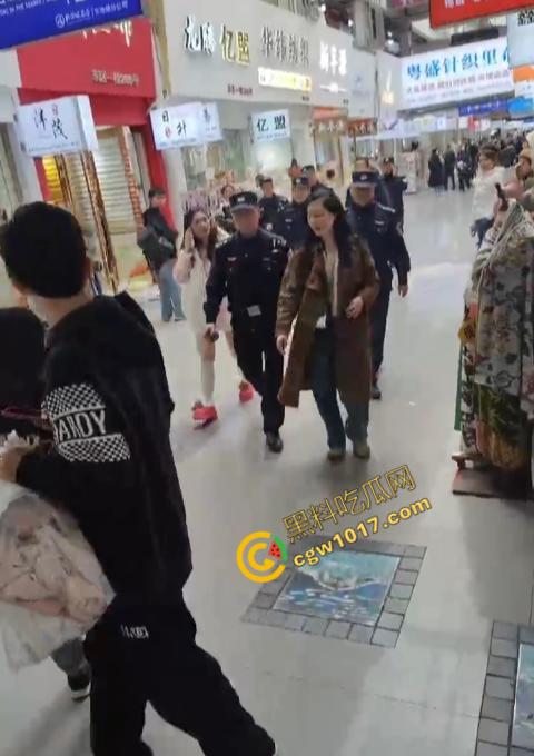 绍兴柯桥轻纺城上演“全武行”, 闺蜜盟友助力,原配怒火中烧,小三惊叫求饶,众人围观,这出闹剧谁是谁非!-9