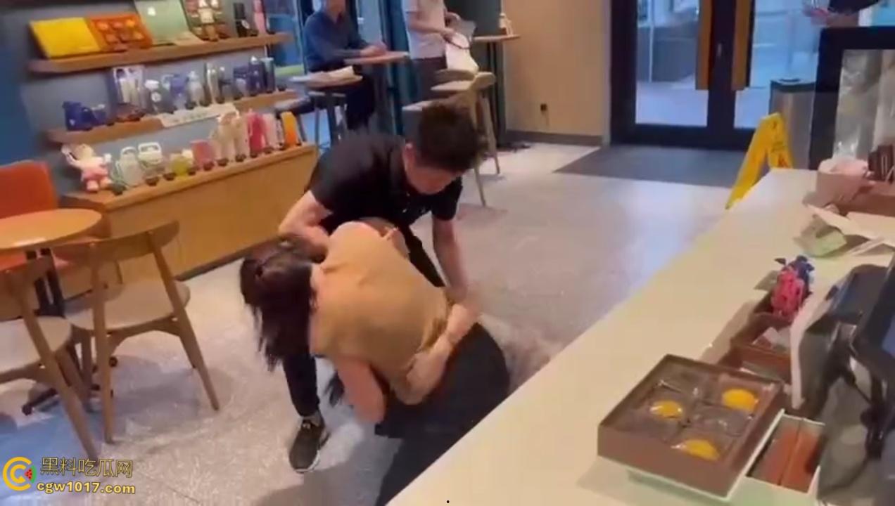 渣男带着小三在星巴克约会,两人有说有笑空气弥漫着暧昧, 被原配当场抓包后,两人瞬间扭打在一起 !-3