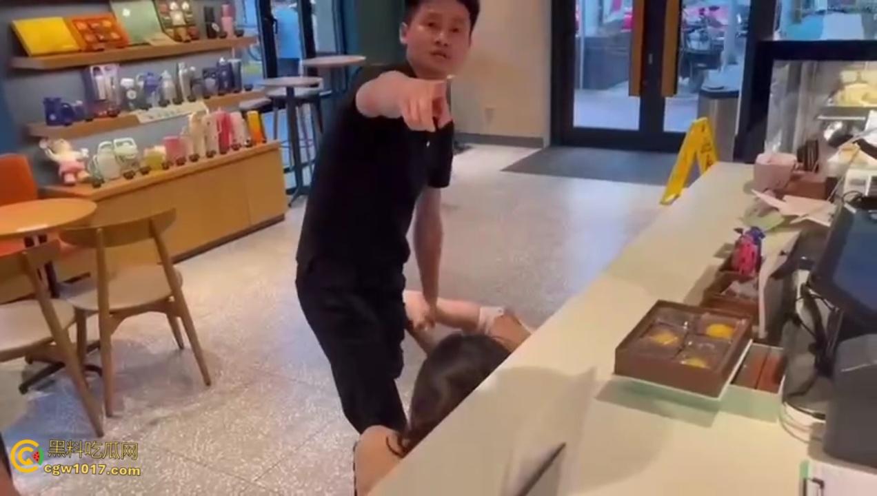 渣男带着小三在星巴克约会,两人有说有笑空气弥漫着暧昧, 被原配当场抓包后,两人瞬间扭打在一起 !-5