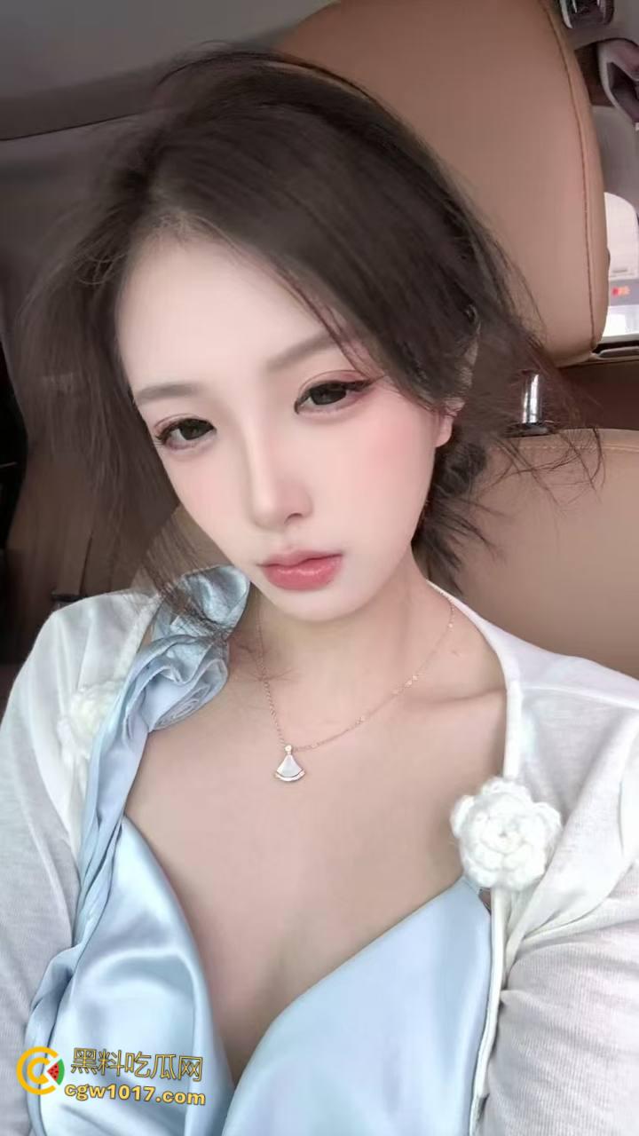 反差婊背着男朋友约炮,一边在soul给陌生人撩骚,一边跪在地上口交舔屁眼,淫荡对白超级刺激 !-2