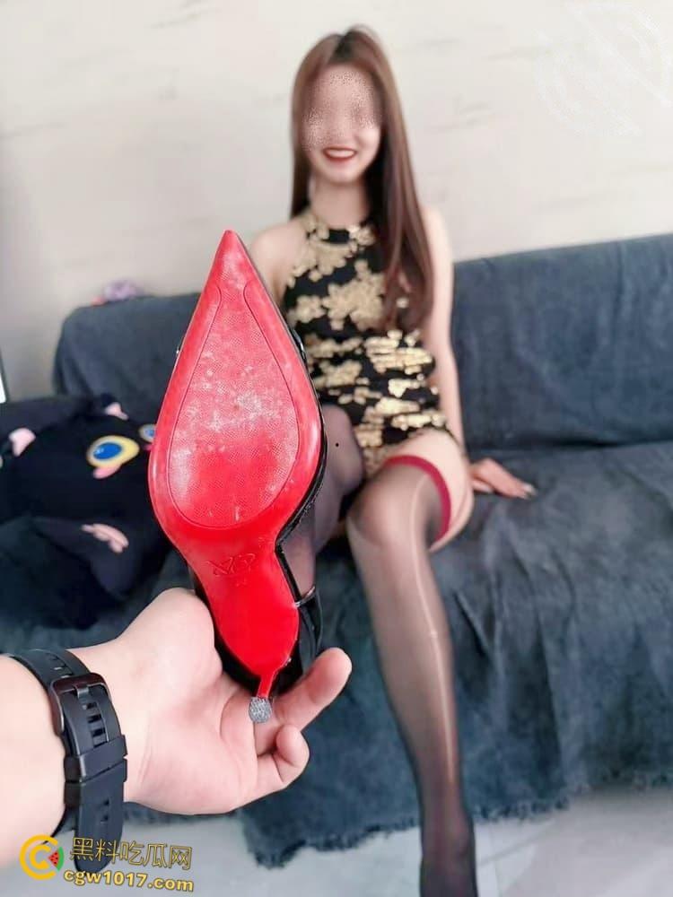 姐姐穿上吊带豹纹黑丝,猫爪拍微调亲姐姐,轻度调教让姐姐体验到了从未有过的感觉,女上骑乘还把姐姐弄潮喷了!-4