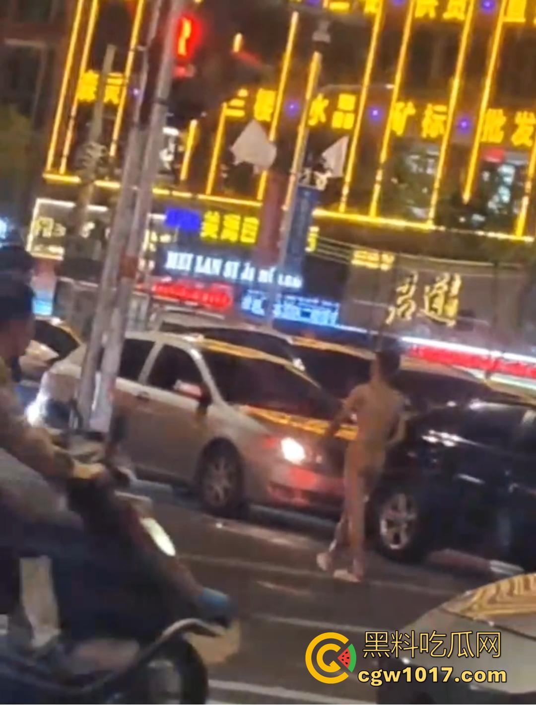 深圳罗湖水贝珠宝城惊现全裸男!大马路晃屌逛街 又是主人任务?-4