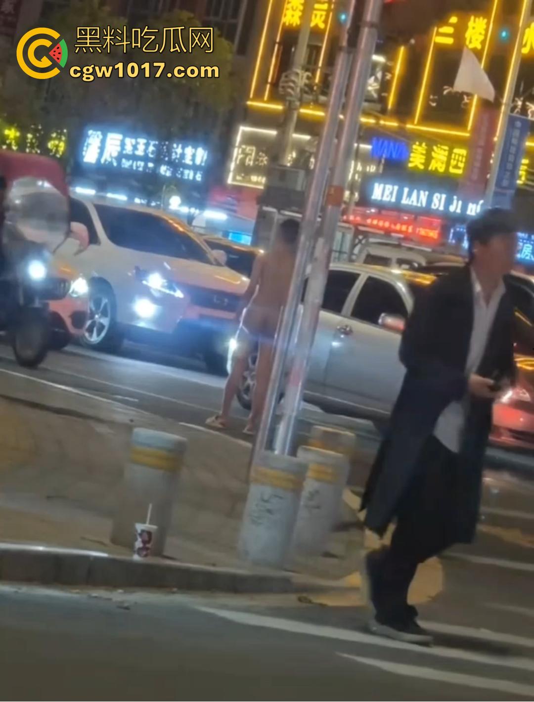 深圳罗湖水贝珠宝城惊现全裸男!大马路晃屌逛街 又是主人任务?-5