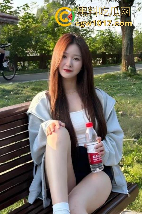 跟妹妹公园户外打野炮,撩起裙子就是操,无套后入刺激得不行,享受这种野外打炮带来的刺激感!-1