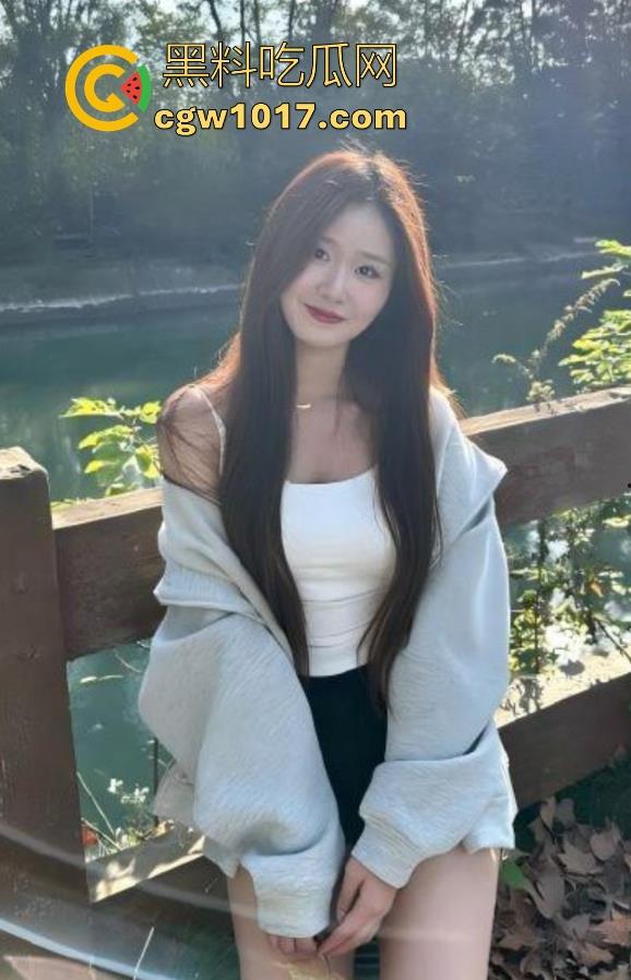 跟妹妹公园户外打野炮,撩起裙子就是操,无套后入刺激得不行,享受这种野外打炮带来的刺激感!-2