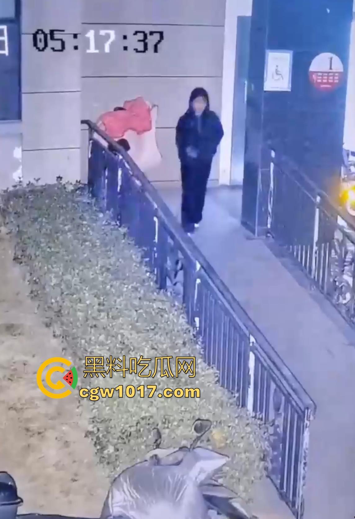 这就是小红书上的小仙女嘛!人模人样小姐姐随地拉屎,还很讲究拿别人电动车上的衣服擦屁屁,真的把我笑死!-1