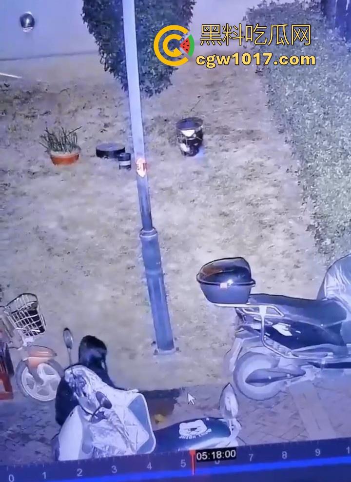 这就是小红书上的小仙女嘛!人模人样小姐姐随地拉屎,还很讲究拿别人电动车上的衣服擦屁屁,真的把我笑死!-3