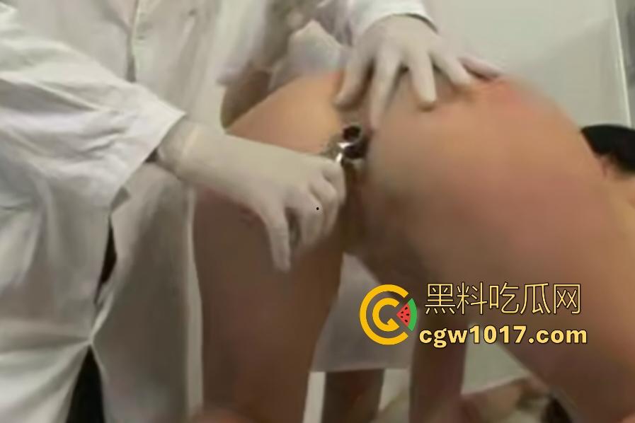 俄罗斯重口猎奇妇科检查,扩张屁眼灌满液体喷泉,我来做检查怎么给我灌肠?-7