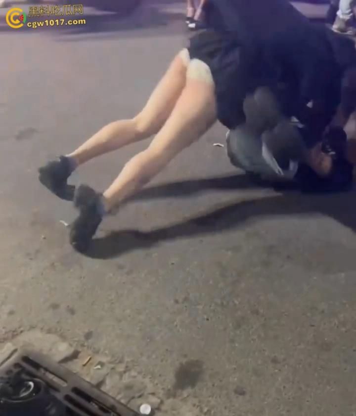 彪悍小仙女街头暴走，狂揍黄毛精神小伙，大白屁股极度辣眼，短裙外翻内裤都漏出来了，小伙被压在身下怀疑人生 ！-3