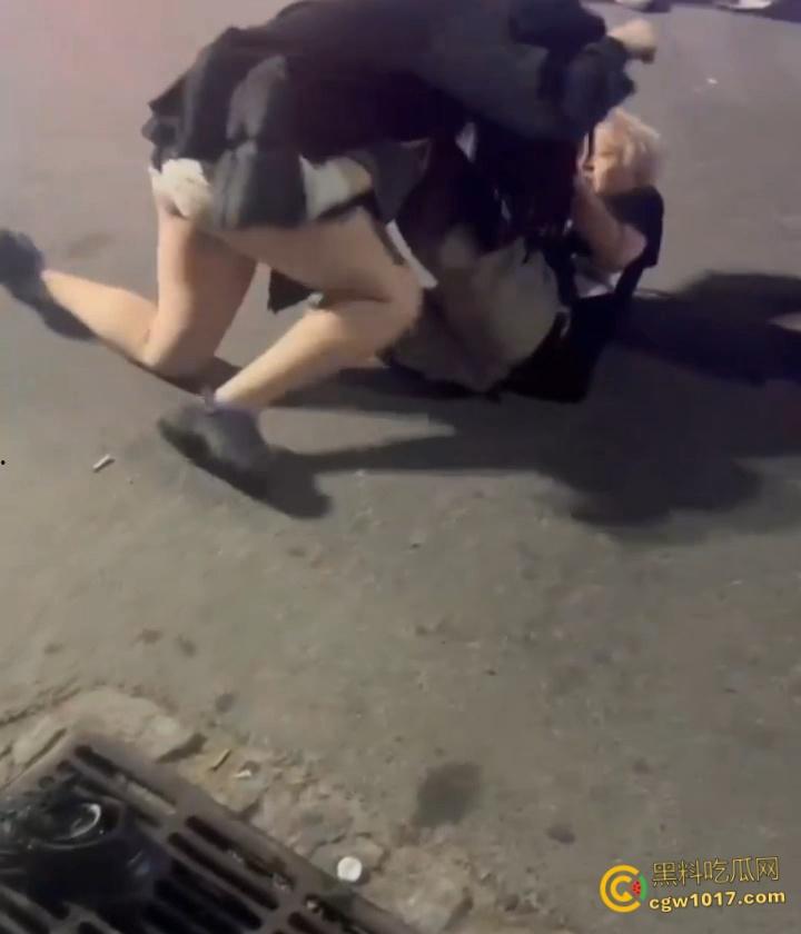 彪悍小仙女街头暴走，狂揍黄毛精神小伙，大白屁股极度辣眼，短裙外翻内裤都漏出来了，小伙被压在身下怀疑人生 ！-2