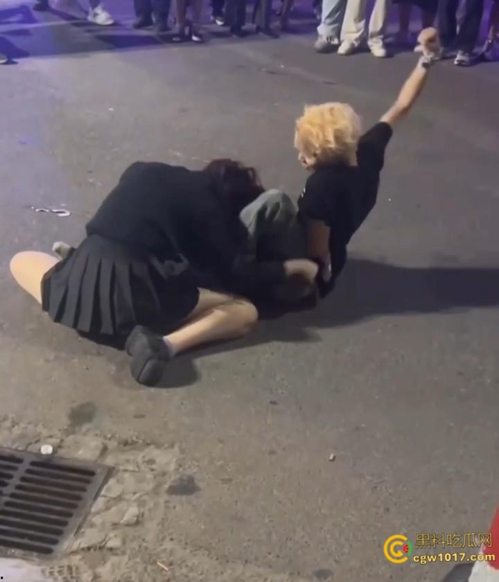 彪悍小仙女街头暴走，狂揍黄毛精神小伙，大白屁股极度辣眼，短裙外翻内裤都漏出来了，小伙被压在身下怀疑人生 ！-6