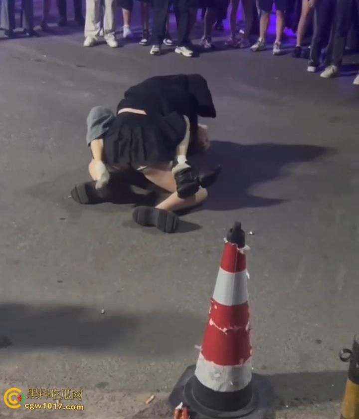 彪悍小仙女街头暴走，狂揍黄毛精神小伙，大白屁股极度辣眼，短裙外翻内裤都漏出来了，小伙被压在身下怀疑人生 ！-8