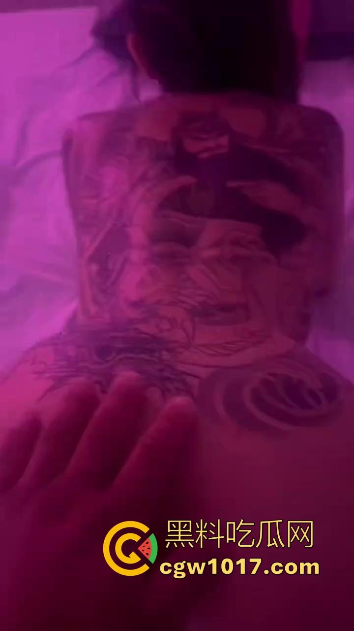 后入大满背是什么感觉?只能说看着哪背部的关公真是越操越有力气,仿佛有种魔力,根本停不下来!-7