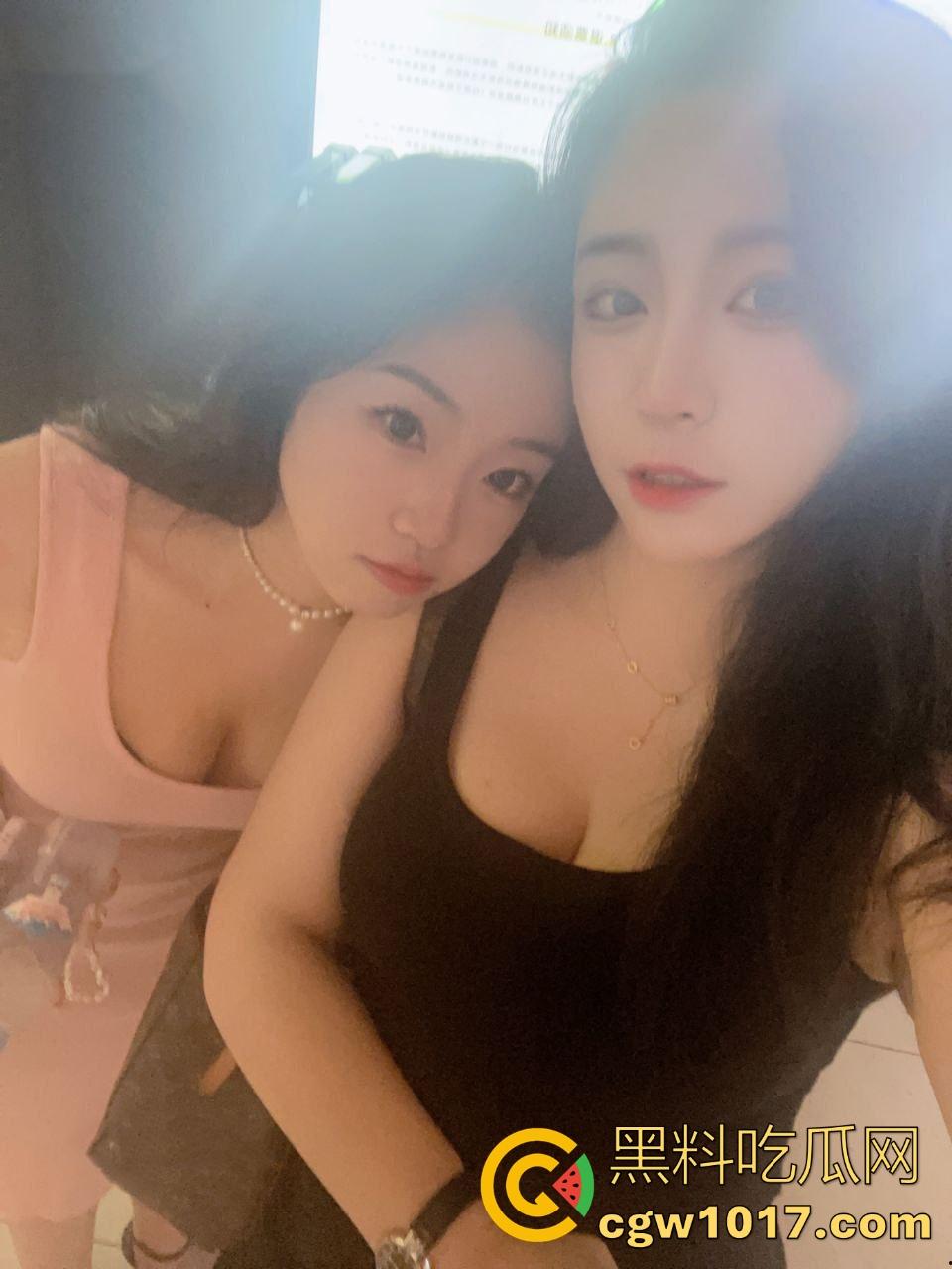 真实上海高颜值母女双飞侍奉一夫,剧情反成现实,母女双双沦为他人母狗,面对双肥臀夹击很难不爱!-5