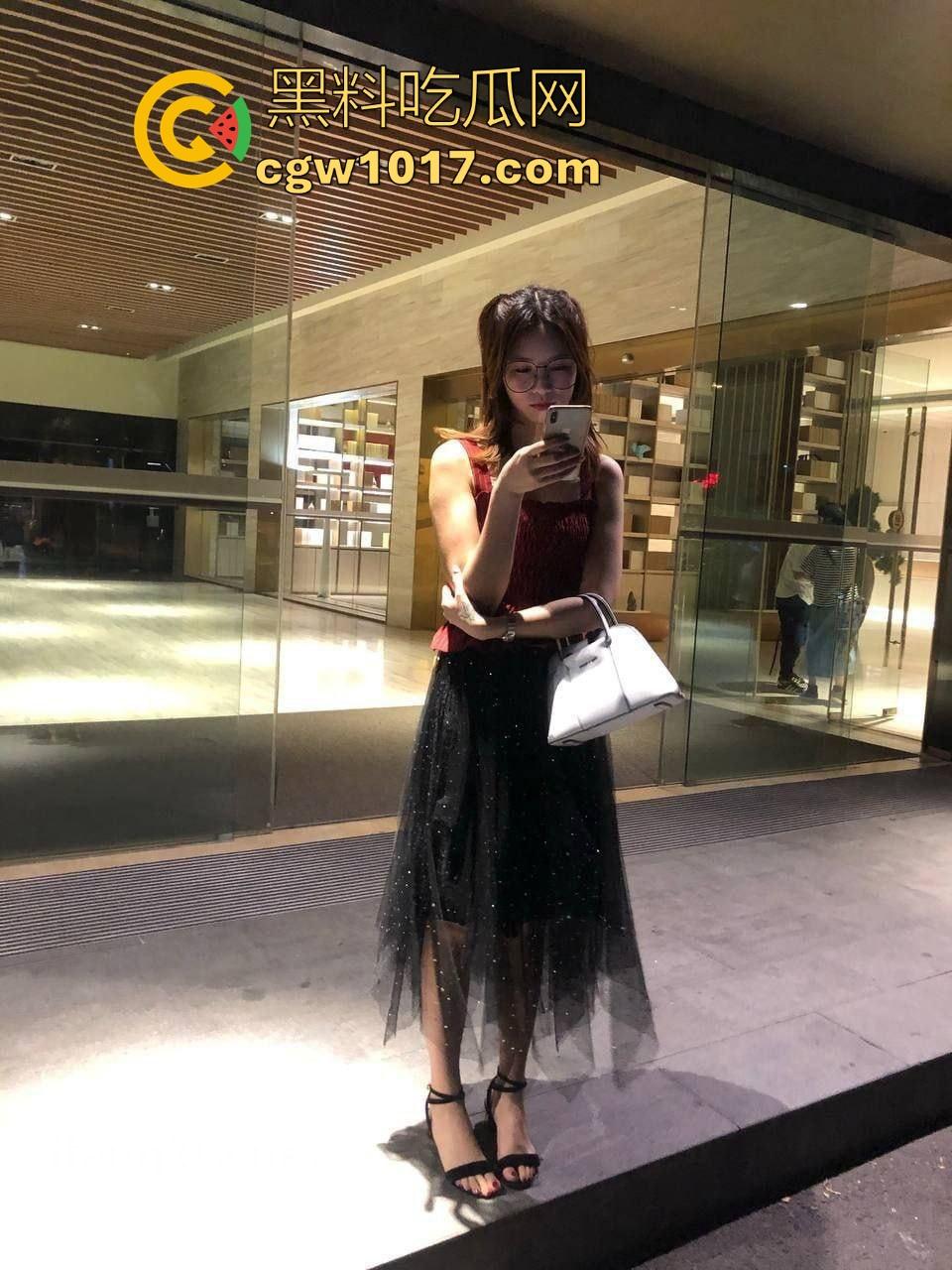 你的的御姐不过是金主的母狗,骚穴夹着鸡巴不断被操,各种淫荡姿势反差,只有你想到没有母狗做不到的!-1