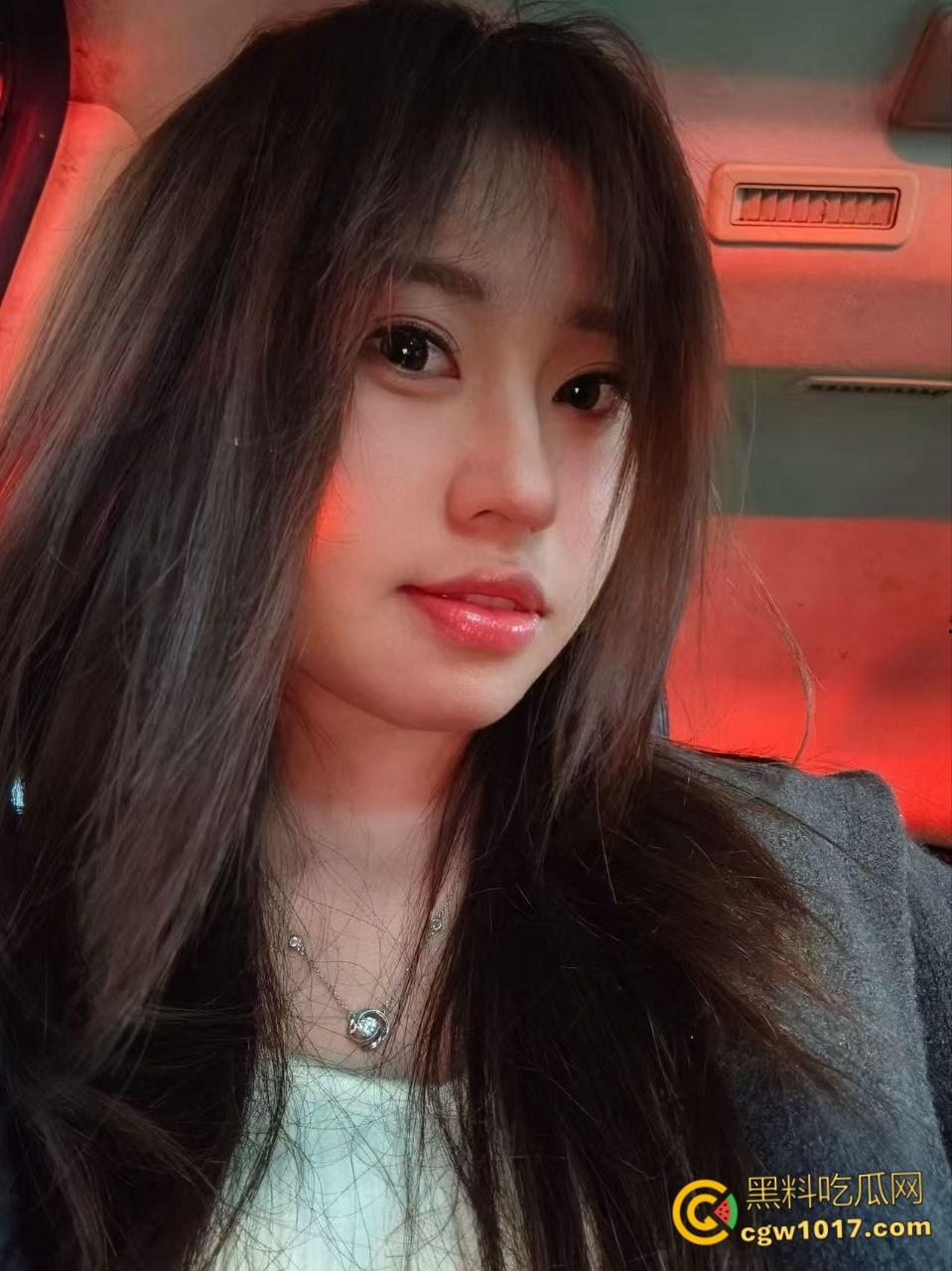 沈阳小母狗【李思琴】，与炮友约炮偷情，户外露出激情十足，深喉口交挑逗不断，粉嫩白虎被无套爆操 ！-1