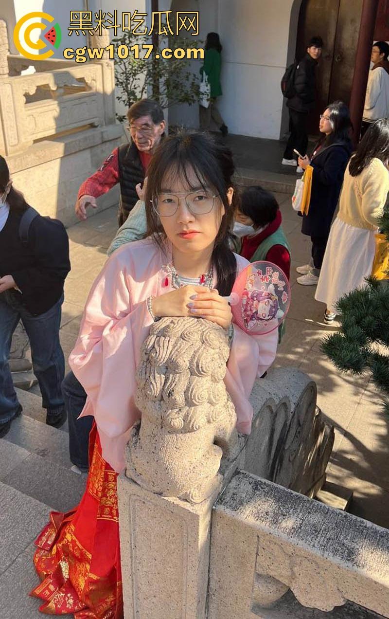 含屌玩手机还不够,还得边干边用跳蛋狂震嫩穴!长沙科技学院骚逼母狗【蒋恩彤】性爱表演曝光,鉴定骚货一枚!-1