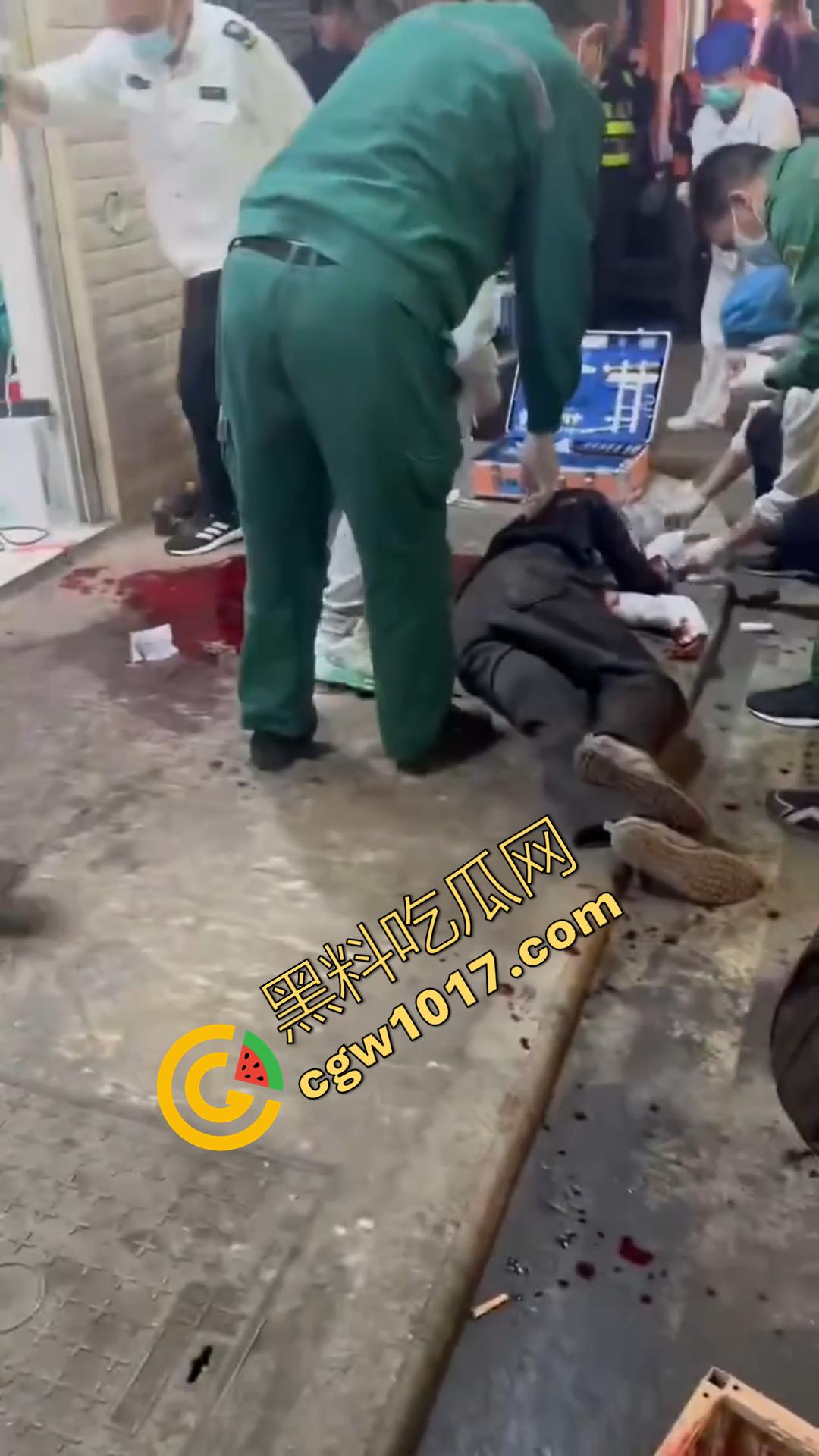 广西南宁骇人惨案！外卖骑手与商家发生口角 被其持刀疯砍当场死亡 现场血流成河毛骨悚然！-6