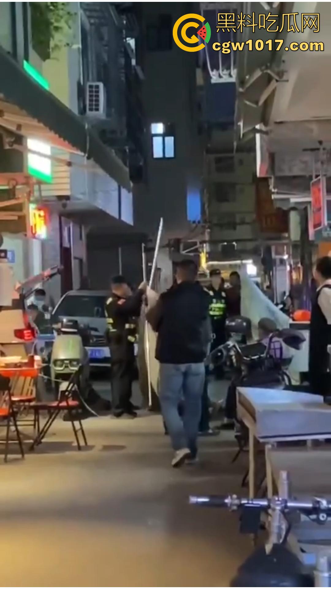 广西南宁骇人惨案！外卖骑手与商家发生口角 被其持刀疯砍当场死亡 现场血流成河毛骨悚然！-4