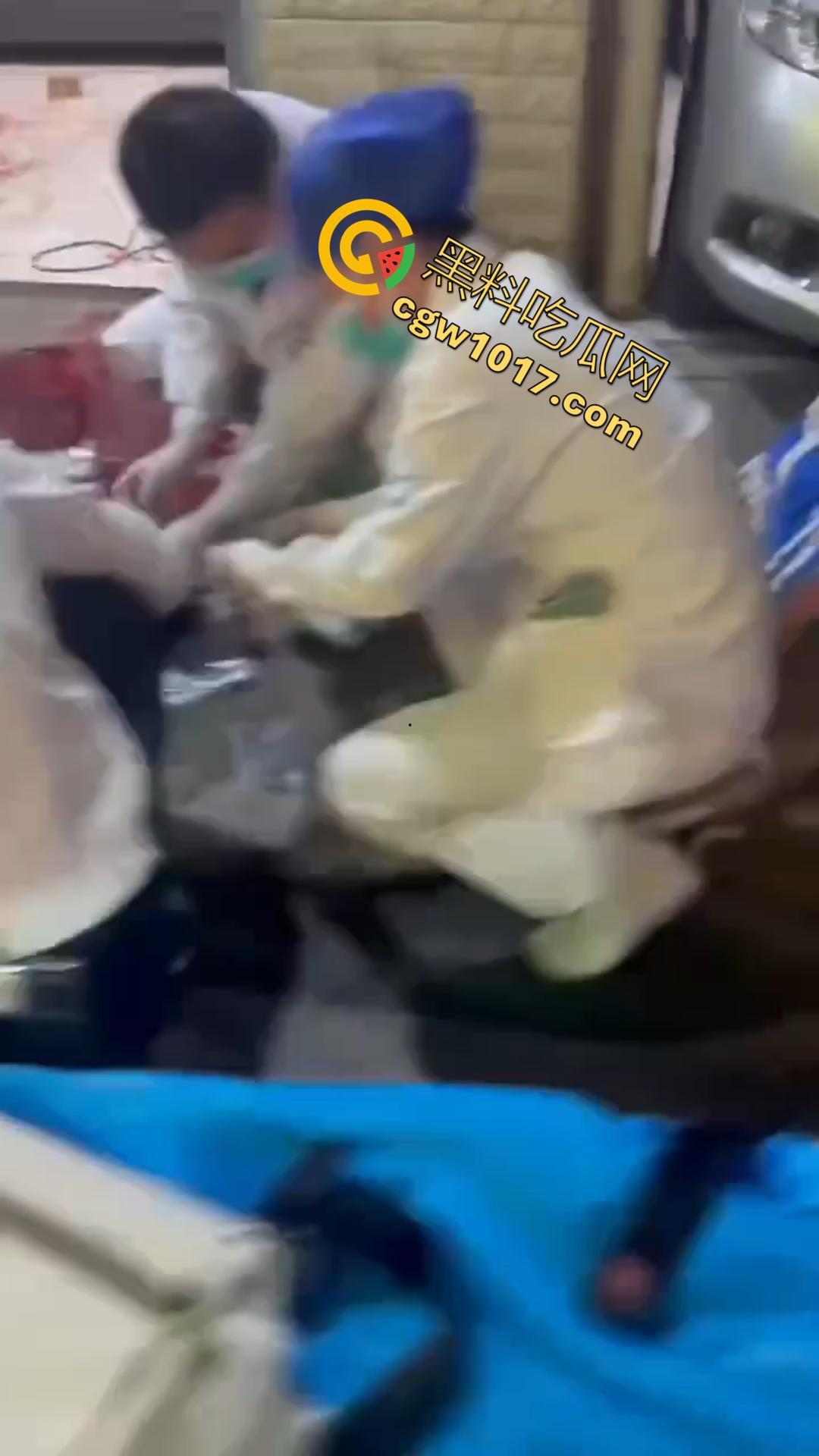 广西南宁骇人惨案!外卖骑手与商家发生口角 被其持刀疯砍当场死亡 现场血流成河毛骨悚然!-7