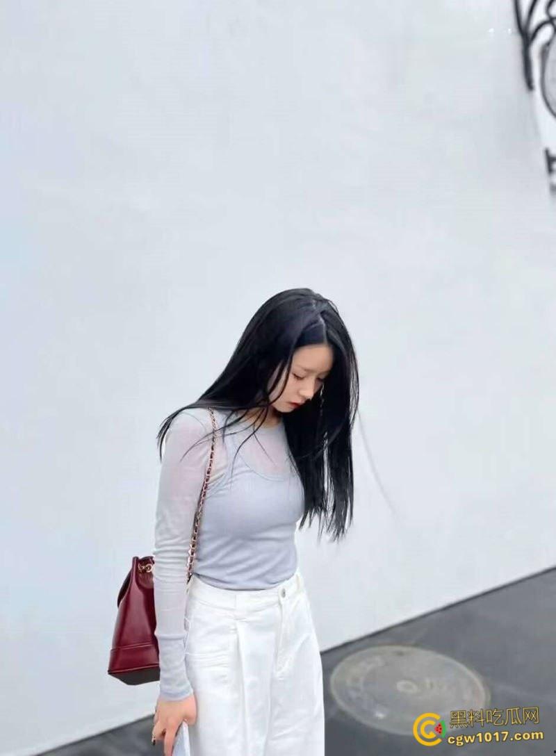 富二代约炮大神【fkabuto】,约炮荆州甜妹,极品反差妹出轨男友,穿着白色吊带被扛腿猛草,露脸深喉爽到揉奶!-3