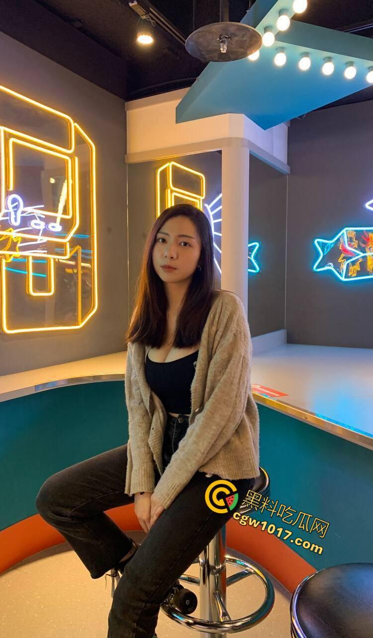 西安艺术学院公认的系花级G乳女神【高晓涵】居然早就被金主包养了！做爱视频被金主曝光 原来你的女神在床上就是一条母狗！-1