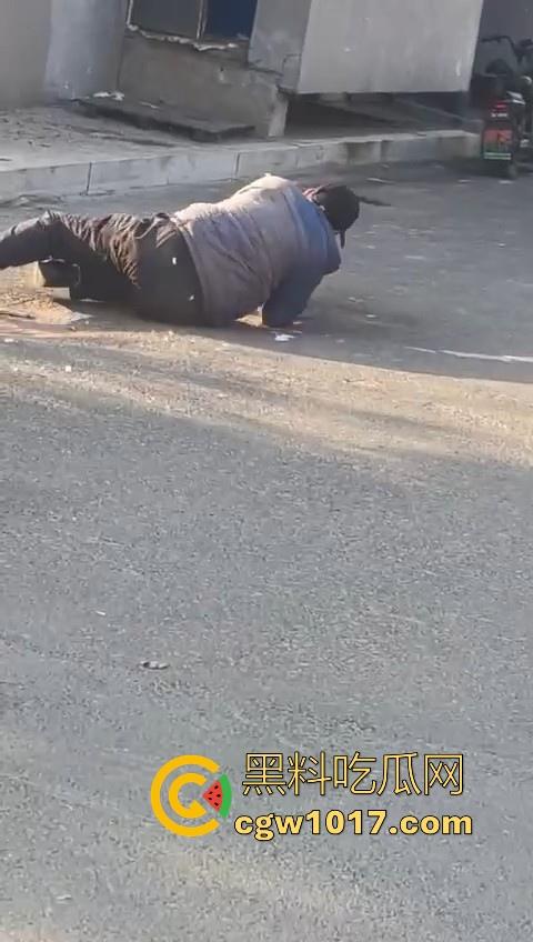 人狗街头大战!比特撕咬绝望老登,撕咬了一会主人拦开,狗子越想越气再次扑咬,不是路上这么多人就合着要这老头呗!-3