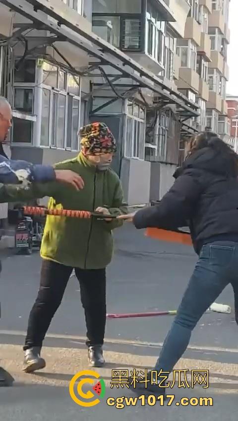 人狗街头大战!比特撕咬绝望老登,撕咬了一会主人拦开,狗子越想越气再次扑咬,不是路上这么多人就合着要这老头呗!-10