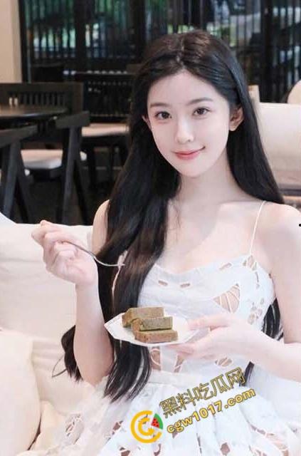 巨乳小姨偷情现场邂逅，猛烈口穴服侍侄子! 线下温柔贤惠，线上欲死欲仙，吃瓜群众爆炸观战!-1