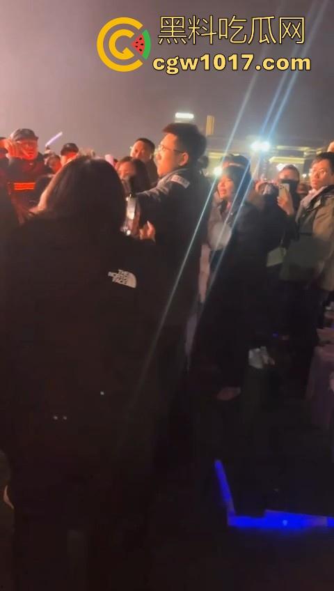 张韶涵演唱会粉丝大战，男粉大战小红书小仙女，疑似位置被抢而大打出手，偶像台上唱的火热，台下也打得火热！-4