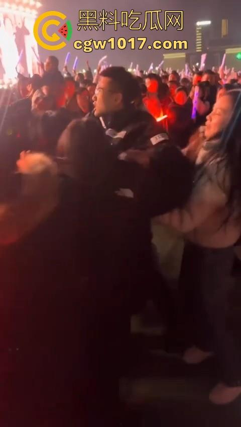 张韶涵演唱会粉丝大战，男粉大战小红书小仙女，疑似位置被抢而大打出手，偶像台上唱的火热，台下也打得火热！-5