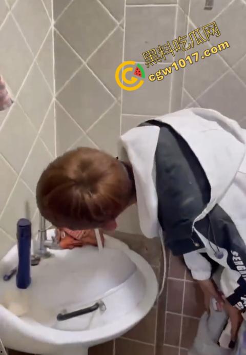 血腥慎点!社会混混残忍虐打小伙,马桶刷戳脸,铁管刺手,手背戳破血肉模糊,骨头暴露,惨不忍睹,令人心寒!-3