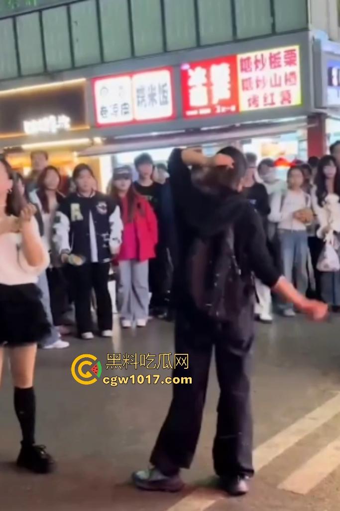 湖南大学城章鱼小丸子事件，两女子因出餐慢怒砸摊位，推倒七旬奶奶致脑梗，摊主儿子哭诉怒喷“泼妇蛮横”！-1