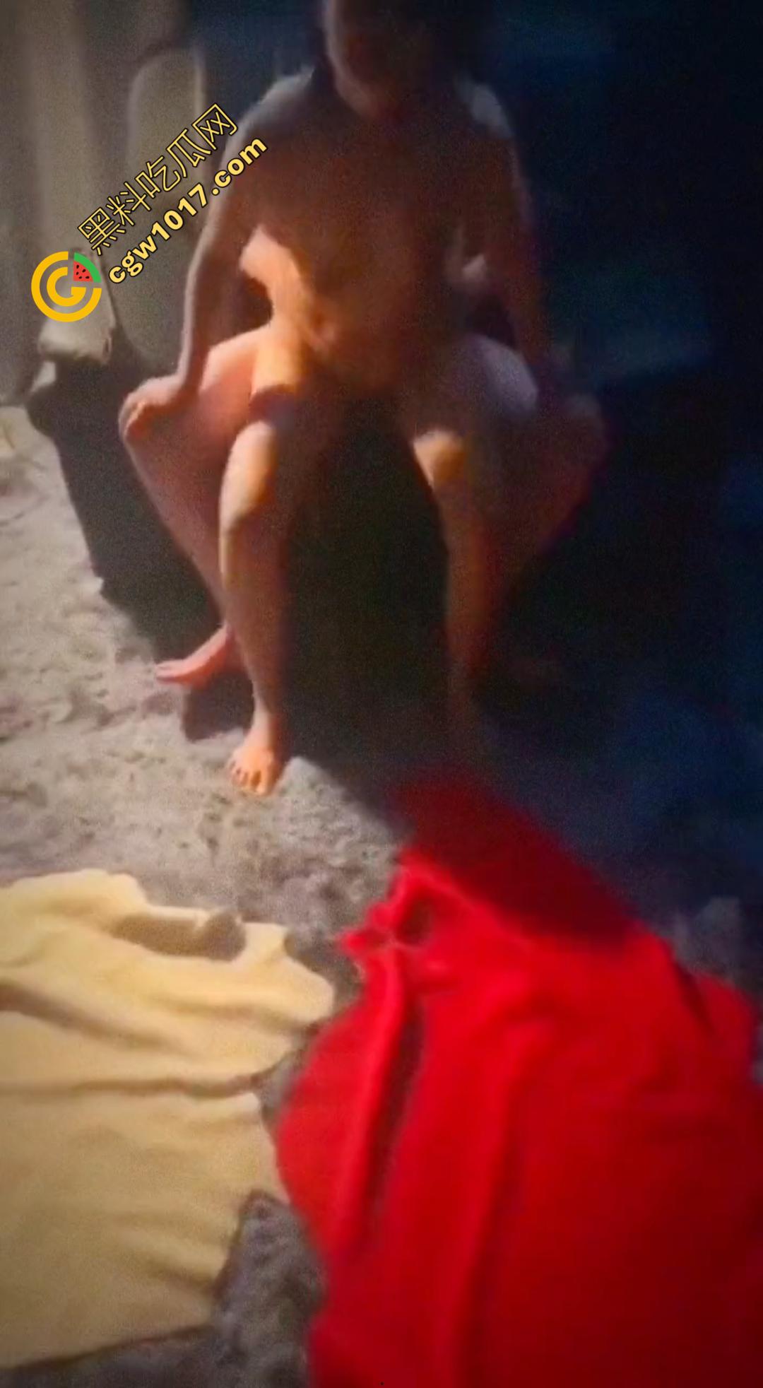 绿奴献妻跟俩东北大汉群P调教!骚母狗自己骑乘全自动榨精!全程女的都用东北话淫叫,虽然有些出戏但更刺激!-6