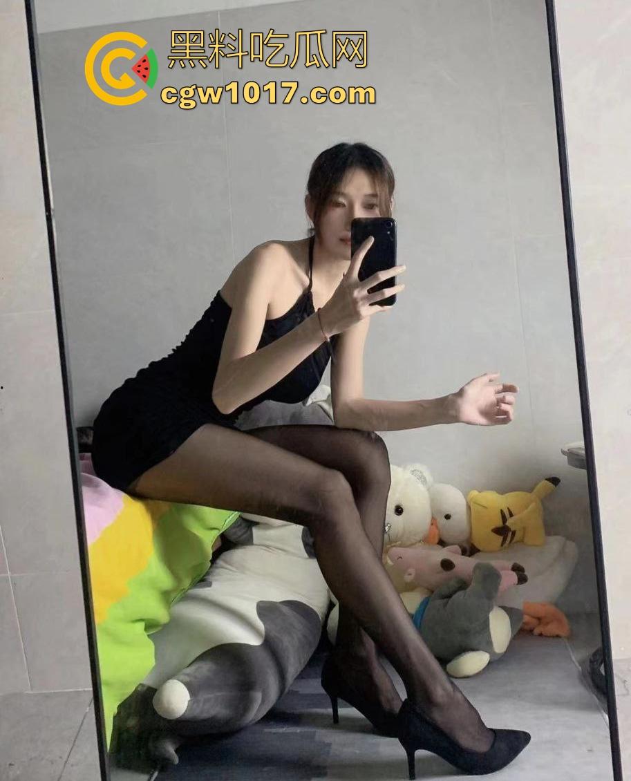 看似高颜值身材好,但实际上懂得都懂,私下反差淫荡的一批,各种骑乘花式抽插,这种类型的嗦鸡巴老狠了!-7