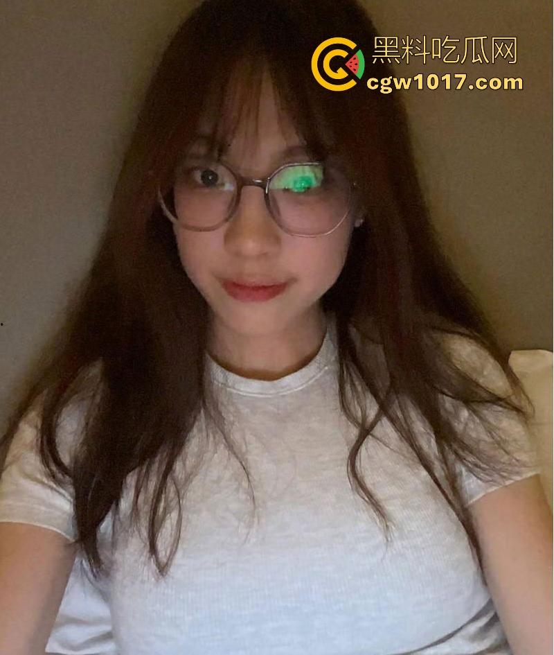 深圳职业学院反差骚学妹【李文萱】大眼骚妹一枚背着男友出轨，东窗事发现任男友把不雅视频曝光！-1