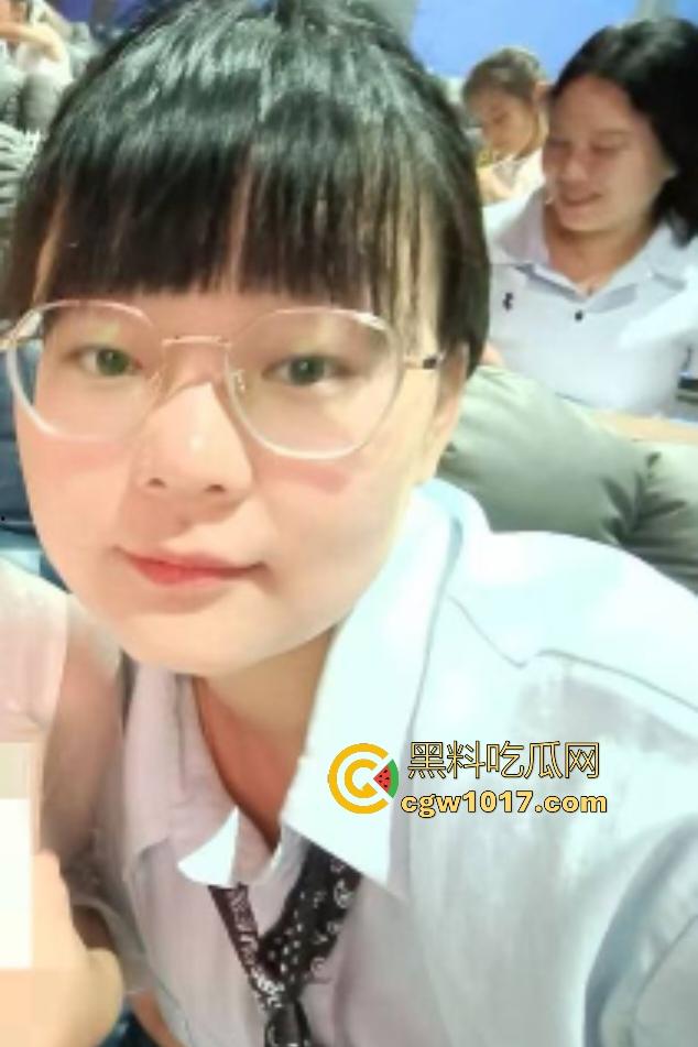 公务员眼镜人妻【谭胜男】,在家和老公研究新姿势,射精全吞一滴不剩每次都换丝袜玩,眼镜女就是这么反差!-5