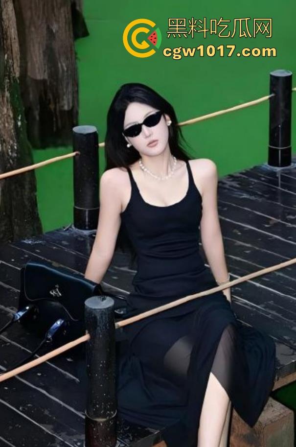 成都顶级小美【郑颖】约炮视频曝光,钟爱深喉口交女骚逼,性爱第一件事先舔屌,技术骚到堪比专业AV女优!-1