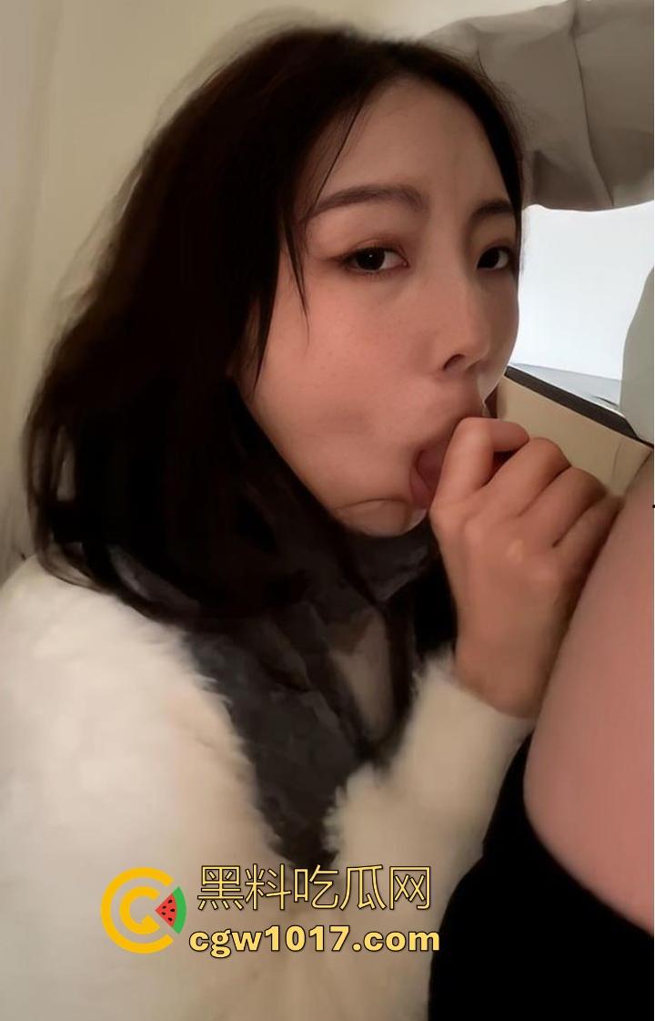 成都顶级小美【郑颖】约炮视频曝光，钟爱深喉口交女骚逼，性爱第一件事先舔屌，技术骚到堪比专业AV女优！-7