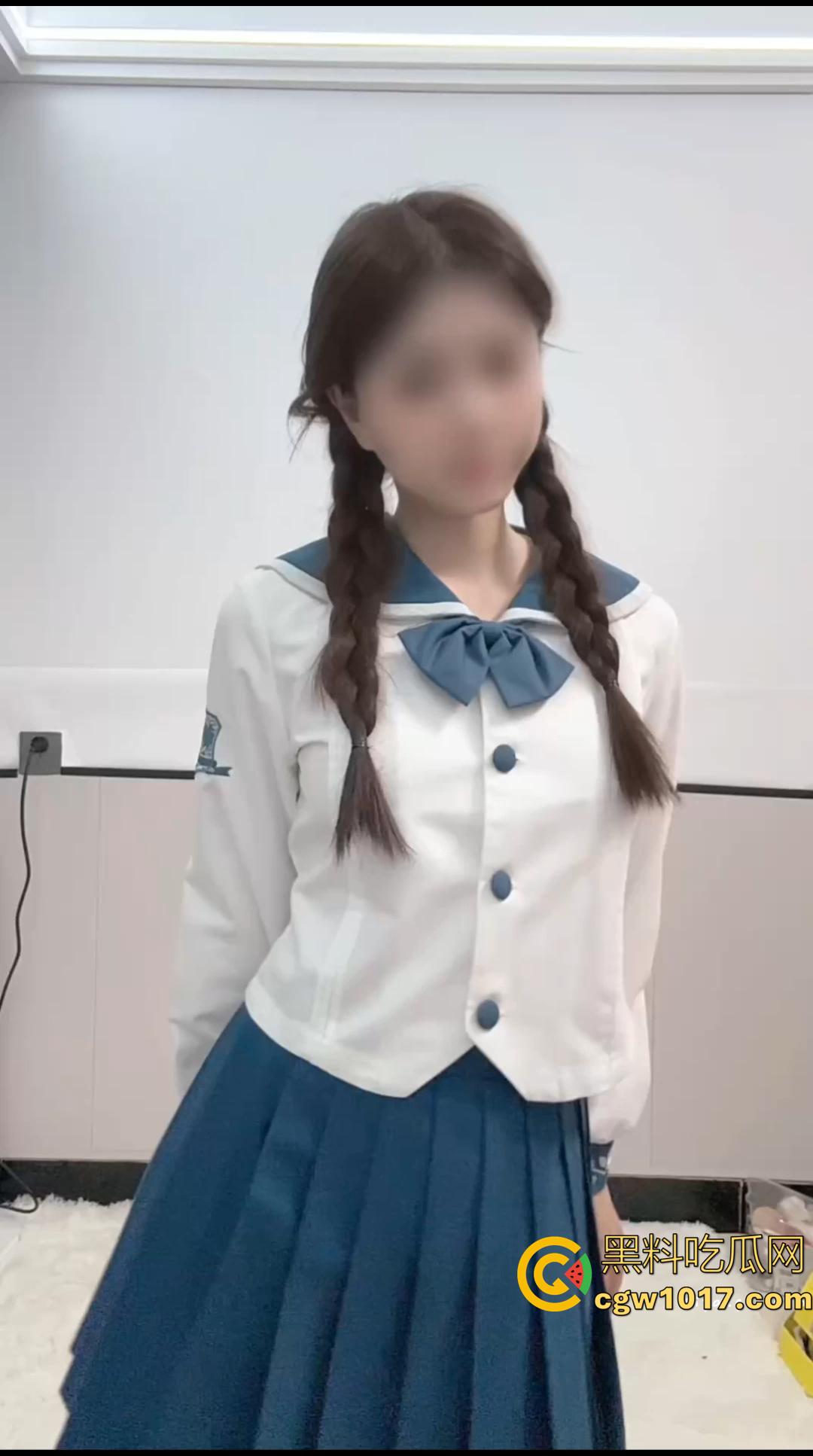推特小乔付费解锁的双版本炸裂钱来舞！JK制服＋全裸，粉嫩小穴在稀疏逼毛的点缀下直接让人鸡儿硬到爆炸！-1
