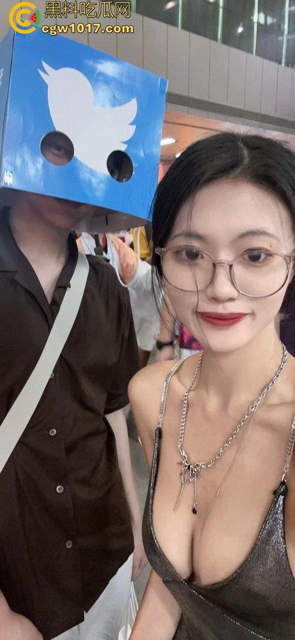 百万粉丝的【strangewomandcl】人妻反差婊彻底社死！付费群露脸被操到喷水，精液从逼里流一地！-1