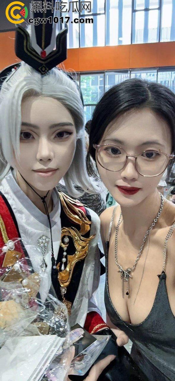 百万粉丝的【strangewomandcl】人妻反差婊彻底社死！付费群露脸被操到喷水，精液从逼里流一地！-4