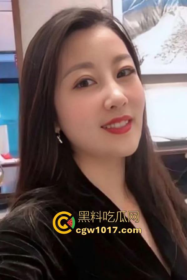 淫荡嫂子喊我过去帮她疏通下水道，傻傻的拿着工具过去准备维修，没想到是嫂子的下水道堵的要疏通！-1