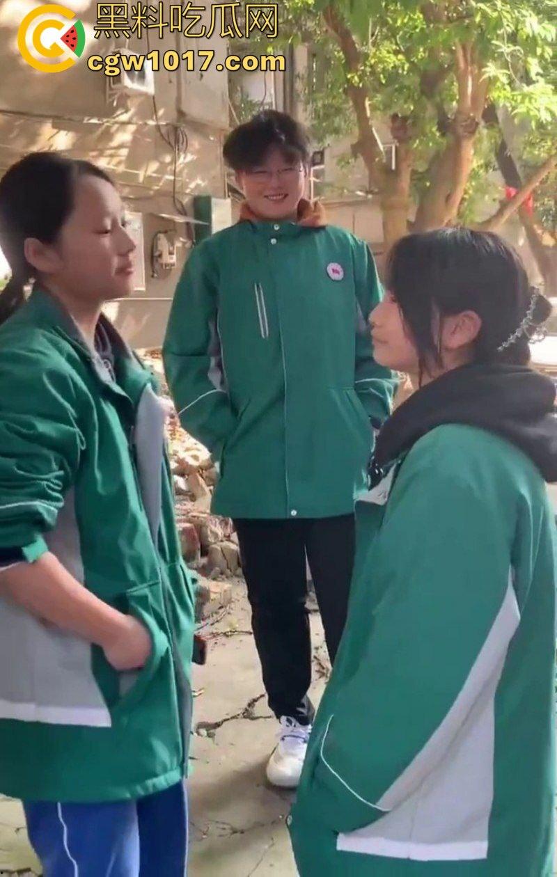阆中中学女生霸凌事件 高中妹被接连扇大耳光 满脸红掌印却依旧不闪不避 硬气的一逼!男同学围观全程不阻止反而笑嘻嘻!-1