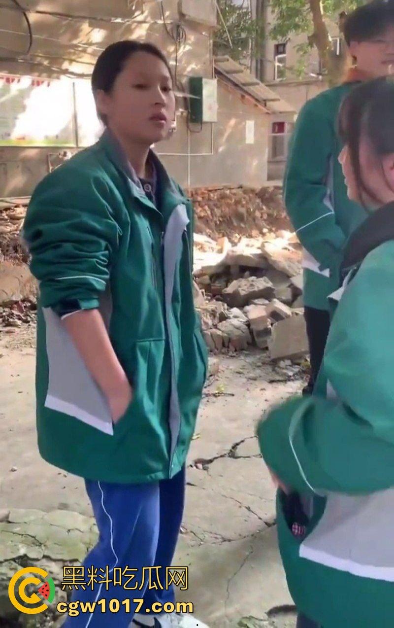 阆中中学女生霸凌事件 高中妹被接连扇大耳光 满脸红掌印却依旧不闪不避 硬气的一逼!男同学围观全程不阻止反而笑嘻嘻!-3