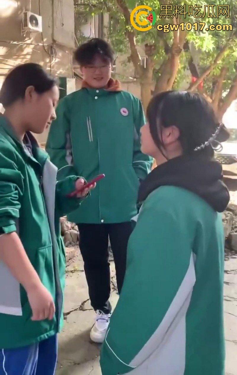 阆中中学女生霸凌事件 高中妹被接连扇大耳光 满脸红掌印却依旧不闪不避 硬气的一逼!男同学围观全程不阻止反而笑嘻嘻!-2