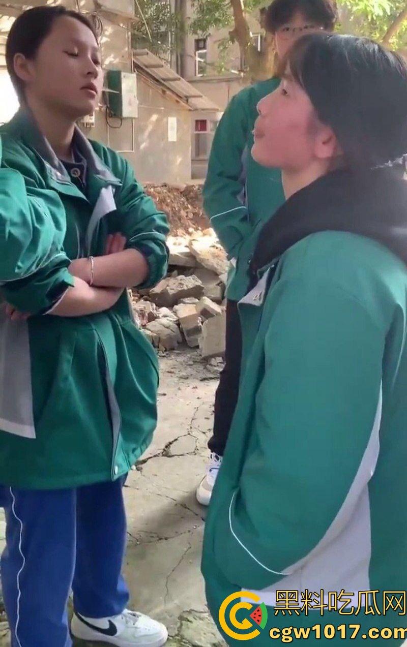 阆中中学女生霸凌事件 高中妹被接连扇大耳光 满脸红掌印却依旧不闪不避 硬气的一逼!男同学围观全程不阻止反而笑嘻嘻!-4