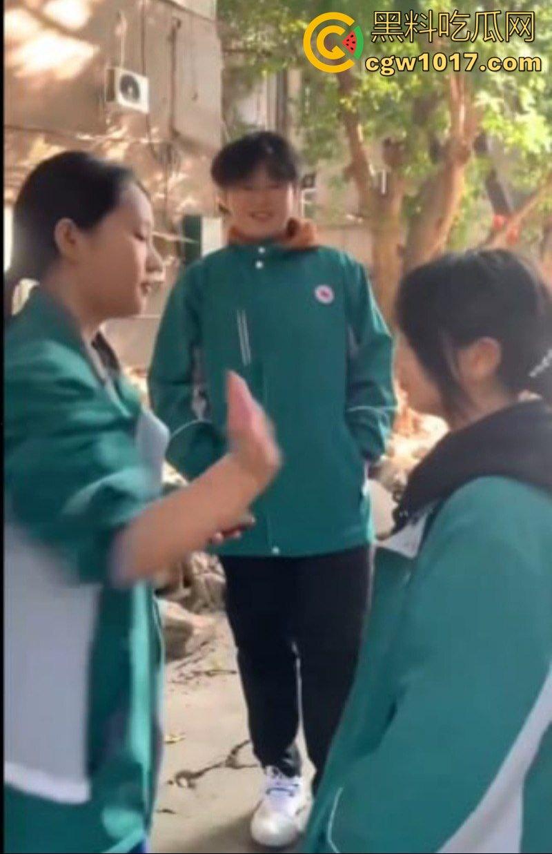 阆中中学女生霸凌事件 高中妹被接连扇大耳光 满脸红掌印却依旧不闪不避 硬气的一逼!男同学围观全程不阻止反而笑嘻嘻!-8